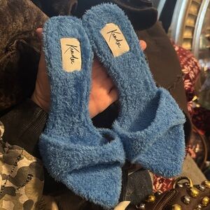 Kandee blue lagoon fuzzy electric blue heels brand new never worn